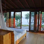Yacht Club בית הארחה