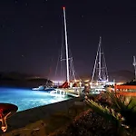 Yacht Club *