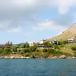 Yacht Club בית הארחה בוזבורון
